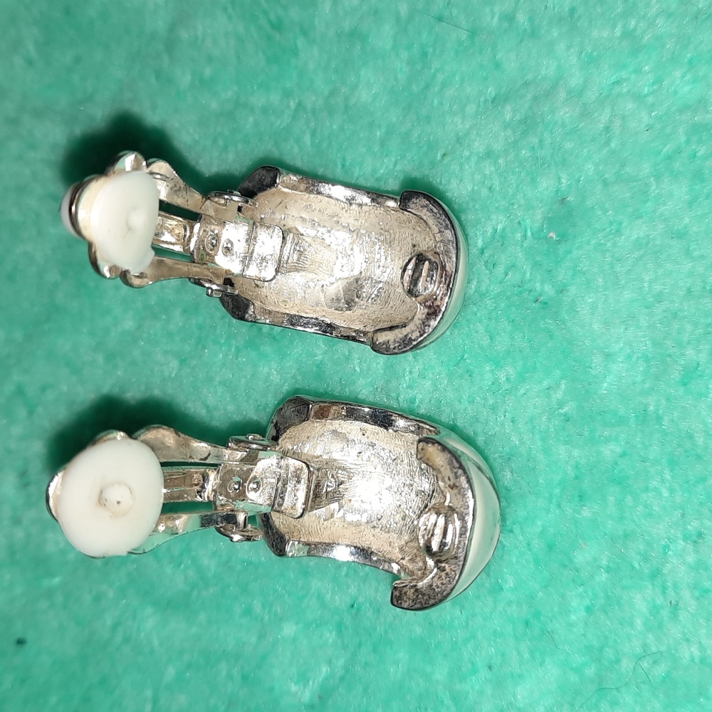 Elegant Vintage 2 Pairs Silver & White, Brassy Gold color Clips - Picture 4 of 7